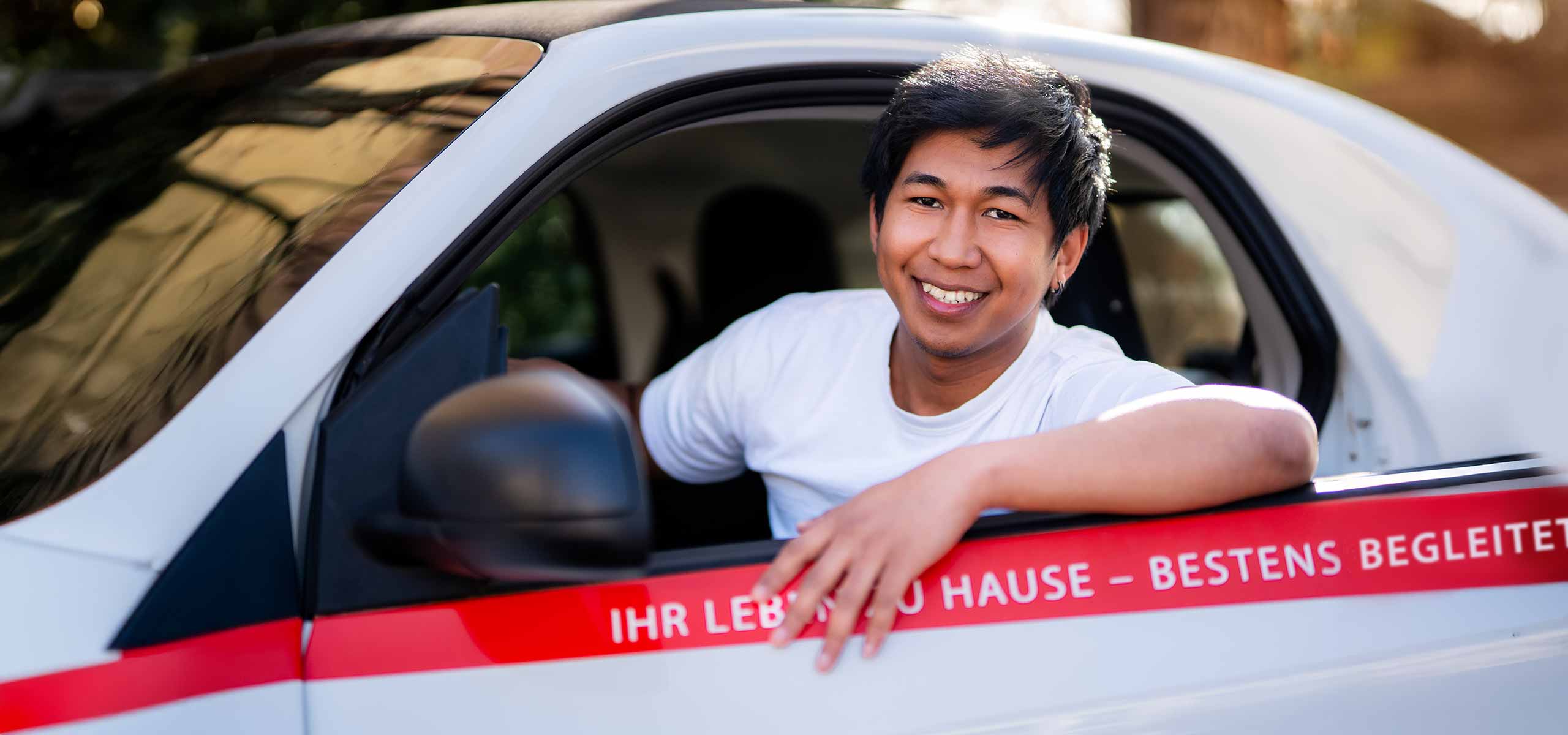 Lächelnder junger Mann in Ausbildung zur Pfelgefachkraft