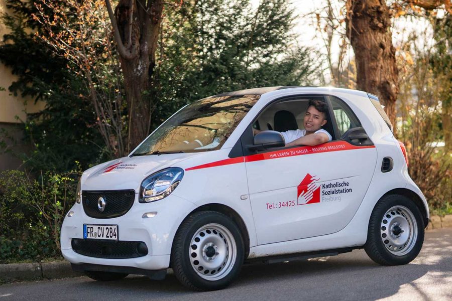 ausbildung-pflegefachkraft-fsj-bfd-04 Auszubildender sitzt im Auto und ist auf dem Weg zu Patienten