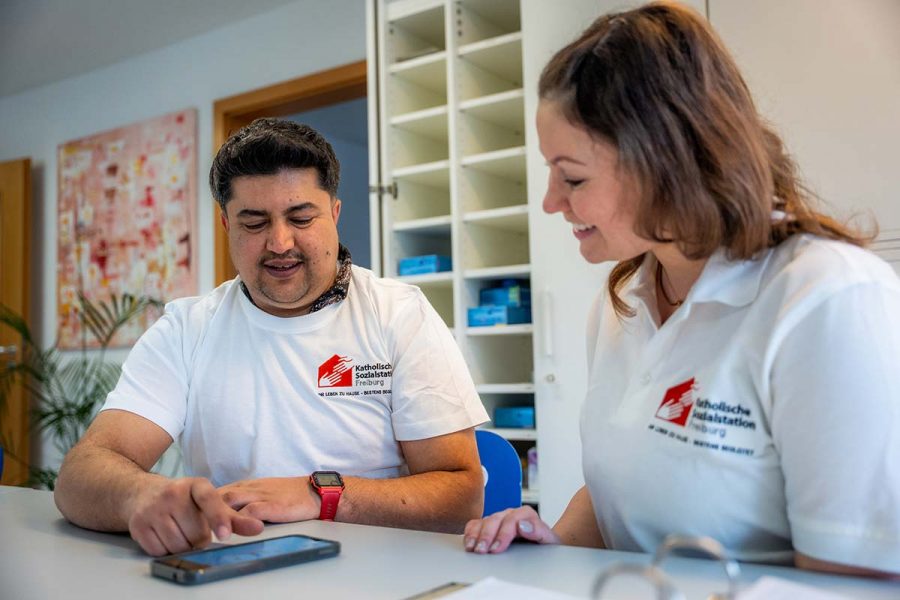 ausbildung-pflegefachkraft-fsj-bfd-07 Auszubildende / Azubi im Gespräch mit Pflegefachkraft