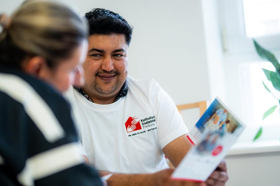 ausbildung-pflegefachkraft-fsj-bfd-08 Pflegefachkraft im Gespräch mit Auszubildende / Azubi