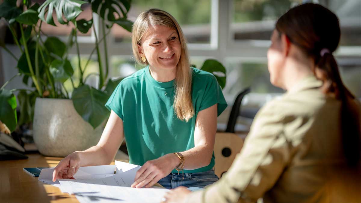Pflegedienst im Beratungsgespräch mit Angehörigen