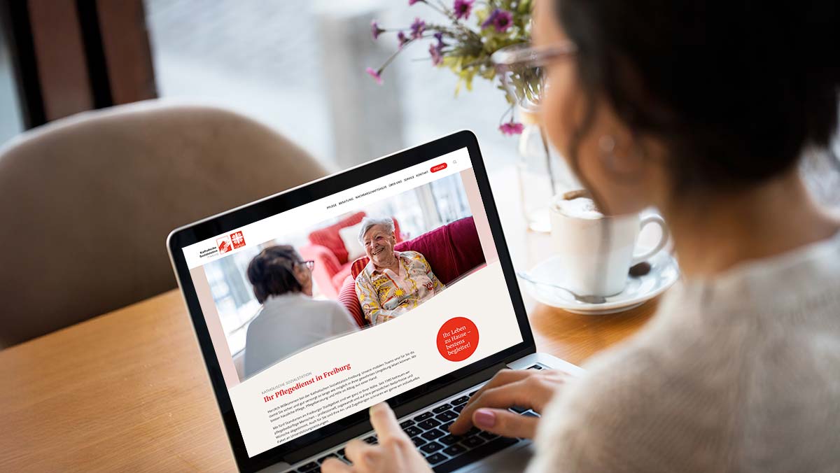 Angehörige recherchiert am Laptop Fragen & Antworten zur Pflegeversicherung und Pflegeleistungen