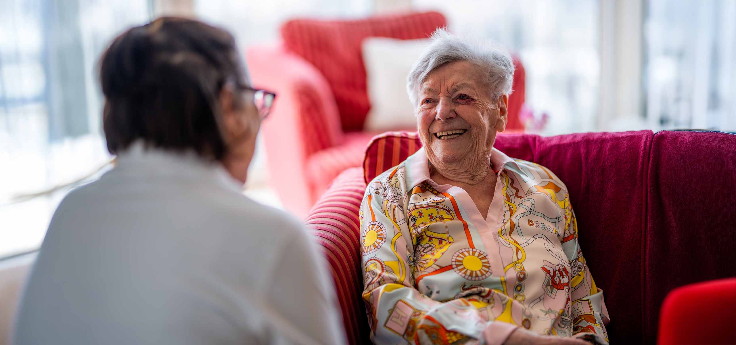 Pflegedienst im Gespräch mit einer Patientin
