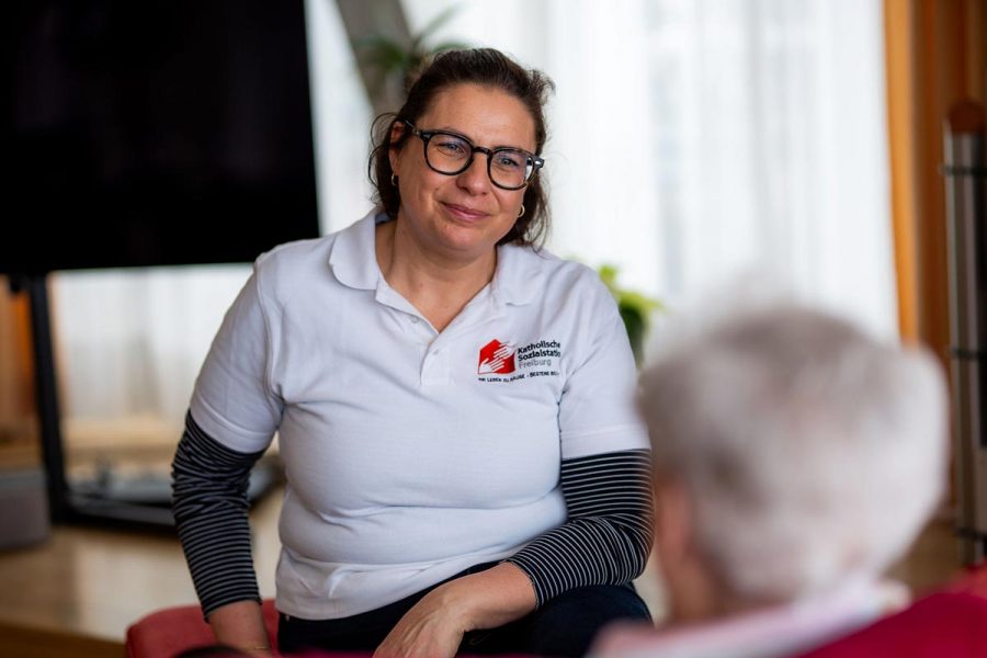 stellen-jobs-pflegedienst-pflegefachkraft-00 Palliativpflegerin im Gespräch mit Patientin