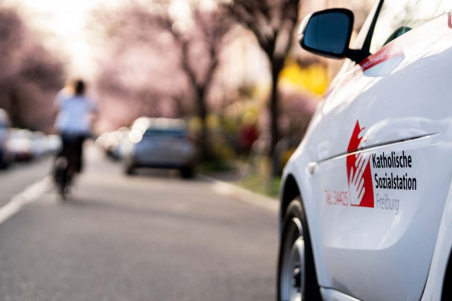 stellen-jobs-pflegedienst-pflegefachkraft-03 Pflegedienstwagen mit Logo der Katholischen Sozialstation Freiburg