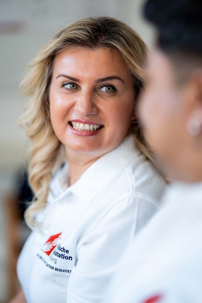 stellen-jobs-pflegedienst-pflegefachkraft-05 Freundliche Pflegefachkraft, offene Stellen