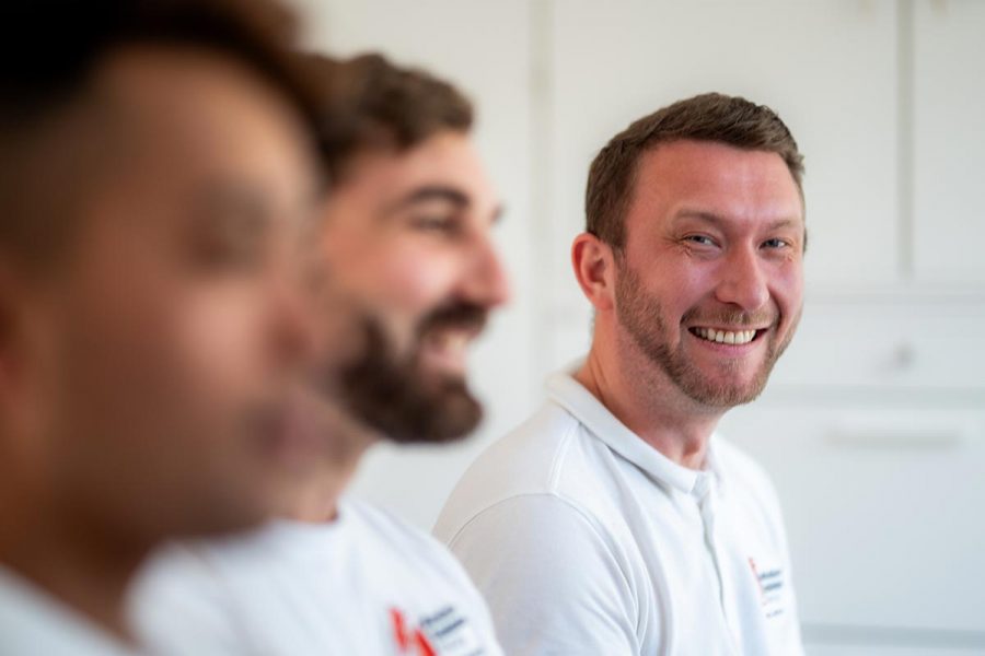 stellen-jobs-pflegedienst-pflegefachkraft-08 Pflegefachkräft in der Teambesprechung, Stellenangebote für Mitarbeiterinnen und Mitarbeiter den Bereichen Pflege, Beratung, Haushalt, Verwaltung.